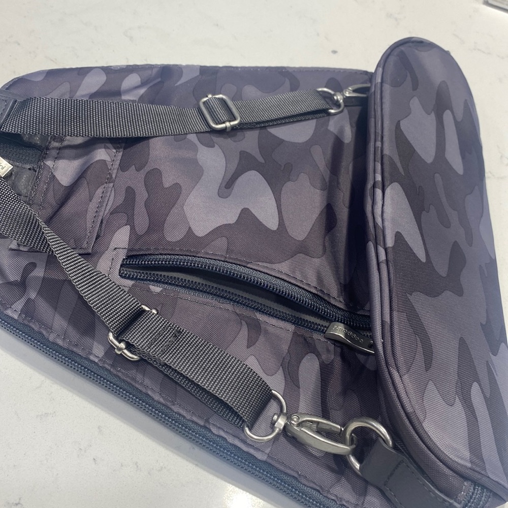 🤍🖤🆕Baggallini MM Metro Backpack, Dark Gray Camo - Picture 5 of 10